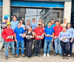 Equipo de Grupo Vidrialum frente al local