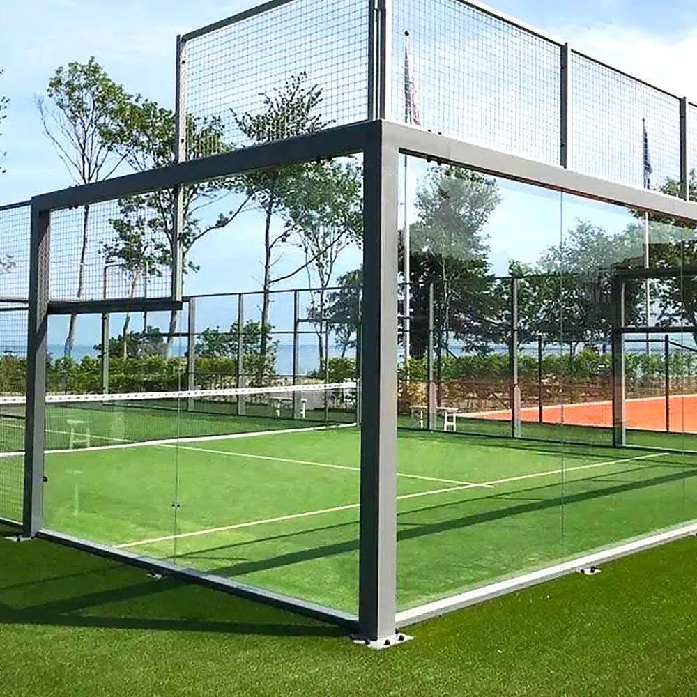 Cancha de pádel con cerramiento de vidrio templado